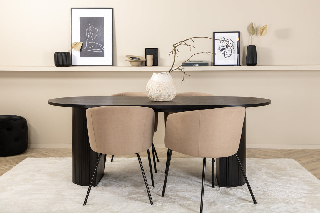 Bianca oval matgrupp med 4 Berit-stolar svart faner och beige linneliknande tyg