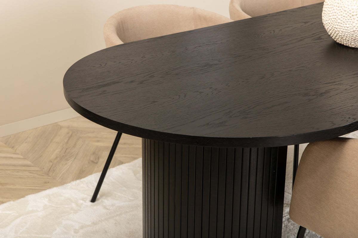 Bianca oval matgrupp med 4 Berit-stolar svart faner och beige linneliknande tyg