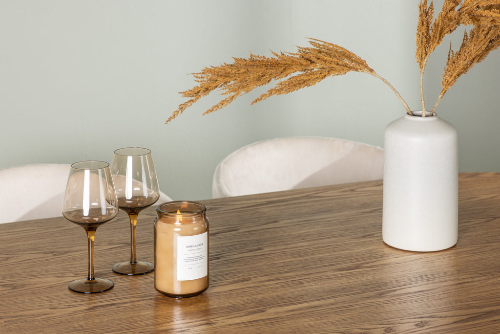 Isolde matgrupp med 4 Berit-stolar 140x75 cm naturfärgad MDF och beige sammet med svarta ben