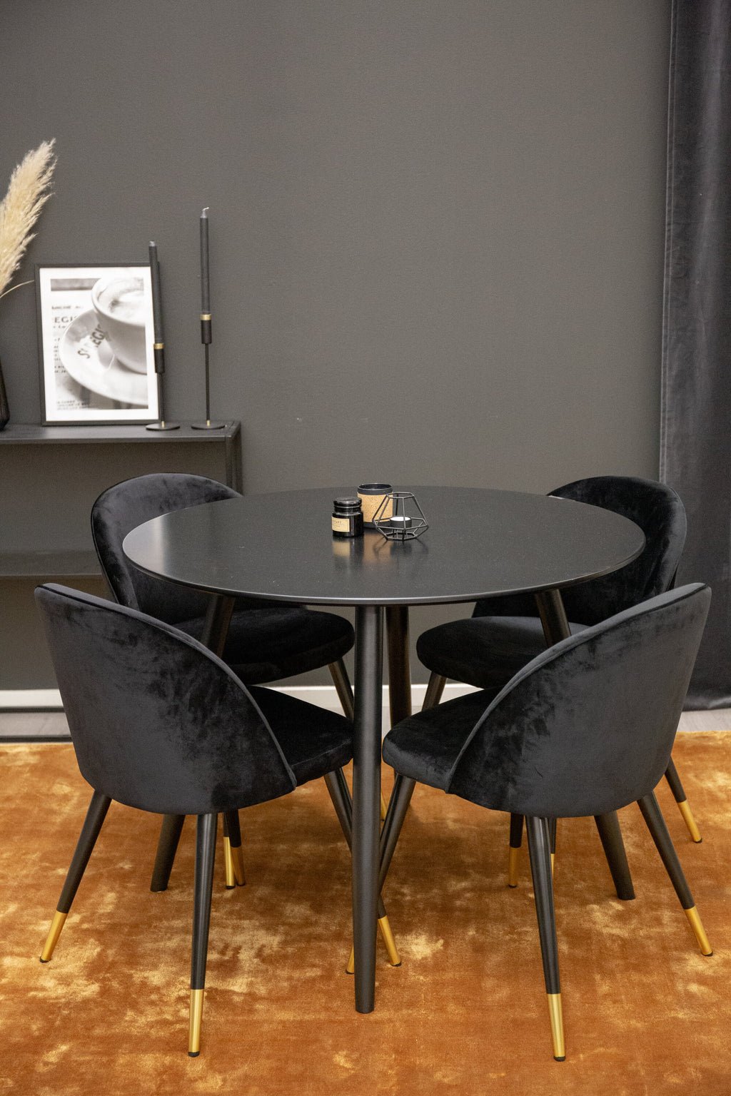 Plaza rund matgrupp med 4 Velvet-stolar Ø100 cm, höjd 75 cm, svart sammet