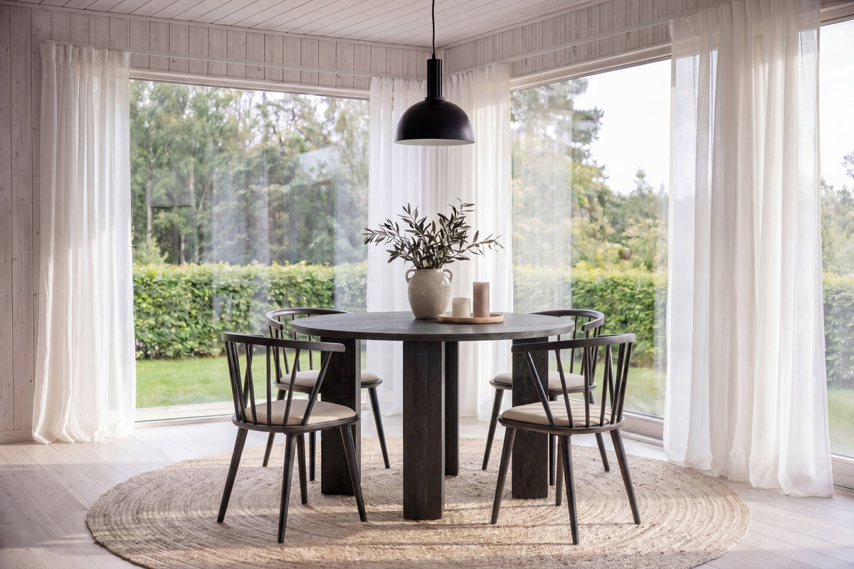 Juno rund matgrupp med Bobby-stolar Ø120 cm svart/beige
