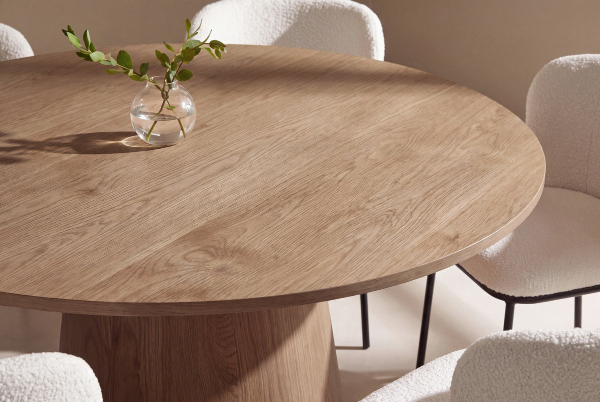 Lanzo och Edina rund matgrupp Ø150 cm naturfärgad med svart/vit bouclé