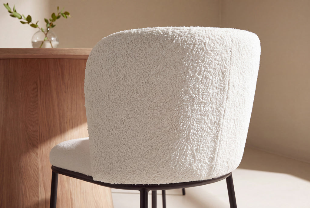 Lanzo och Edina rund matgrupp Ø150 cm naturfärgad med svart/vit bouclé