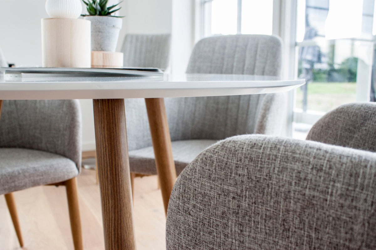 Plaza matbord Ø100 ek/svart med 4 Comfort matstolar ek/ljusgrå