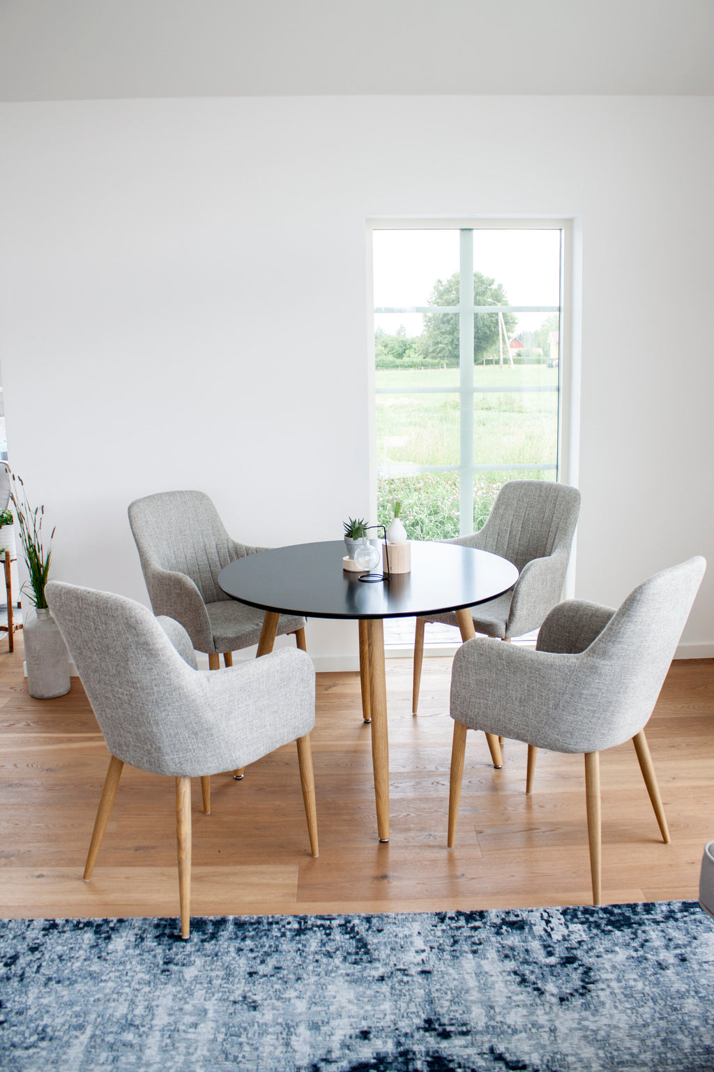 Plaza matbord Ø100 ek/svart med 4 Comfort matstolar ek/ljusgrå