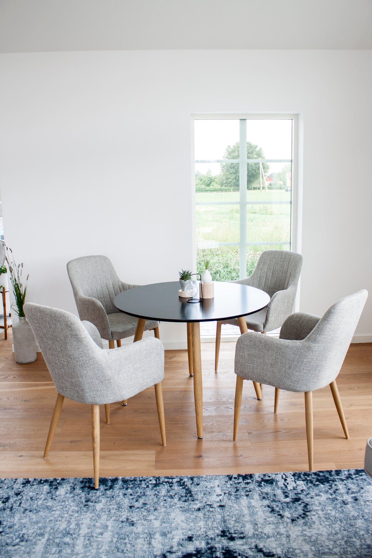 Plaza matbord Ø100 ek/svart med 4 Comfort matstolar ek/ljusgrå