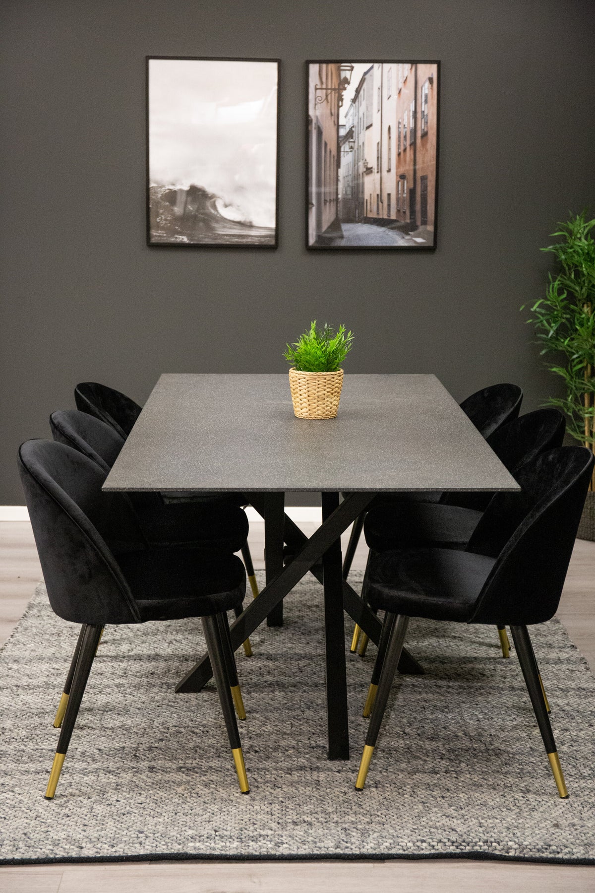 Piazza matgrupp med 6 Velvet-stolar 180x90 cm svart stenkomposit med mässingsdetaljer