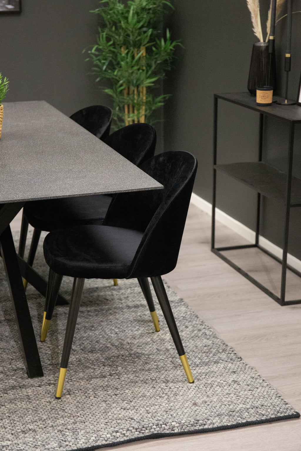 Piazza matgrupp med 6 Velvet-stolar 180x90 cm svart stenkomposit med mässingsdetaljer
