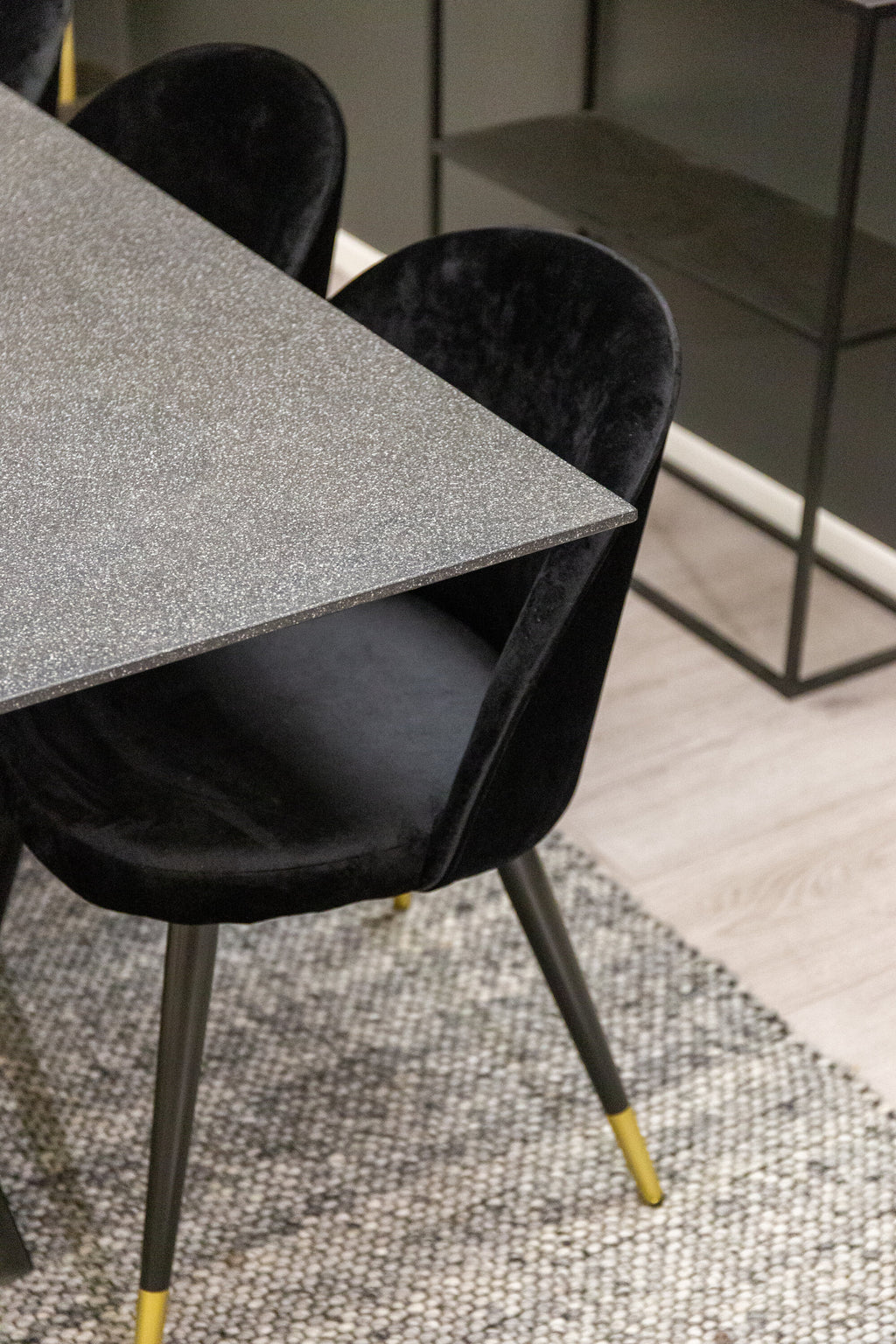 Piazza matgrupp med 6 Velvet-stolar 180x90 cm svart stenkomposit med mässingsdetaljer