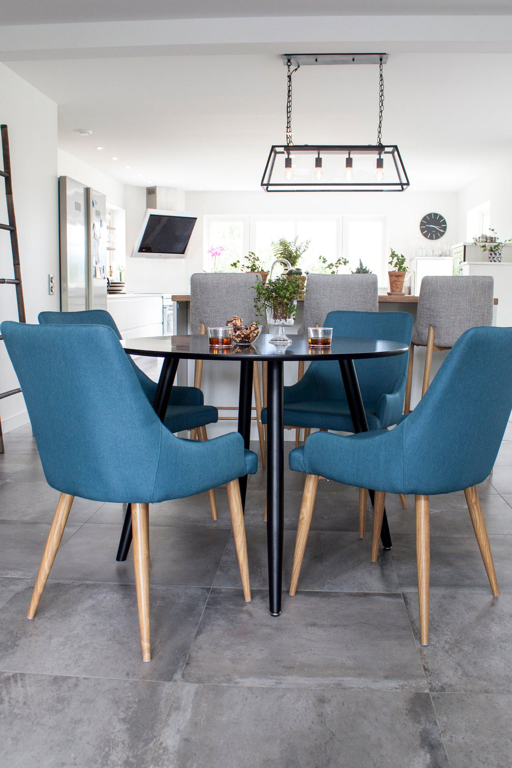 Plaza matbord Ø100 svart/svart med 4 Plaza matstolar blå/ek