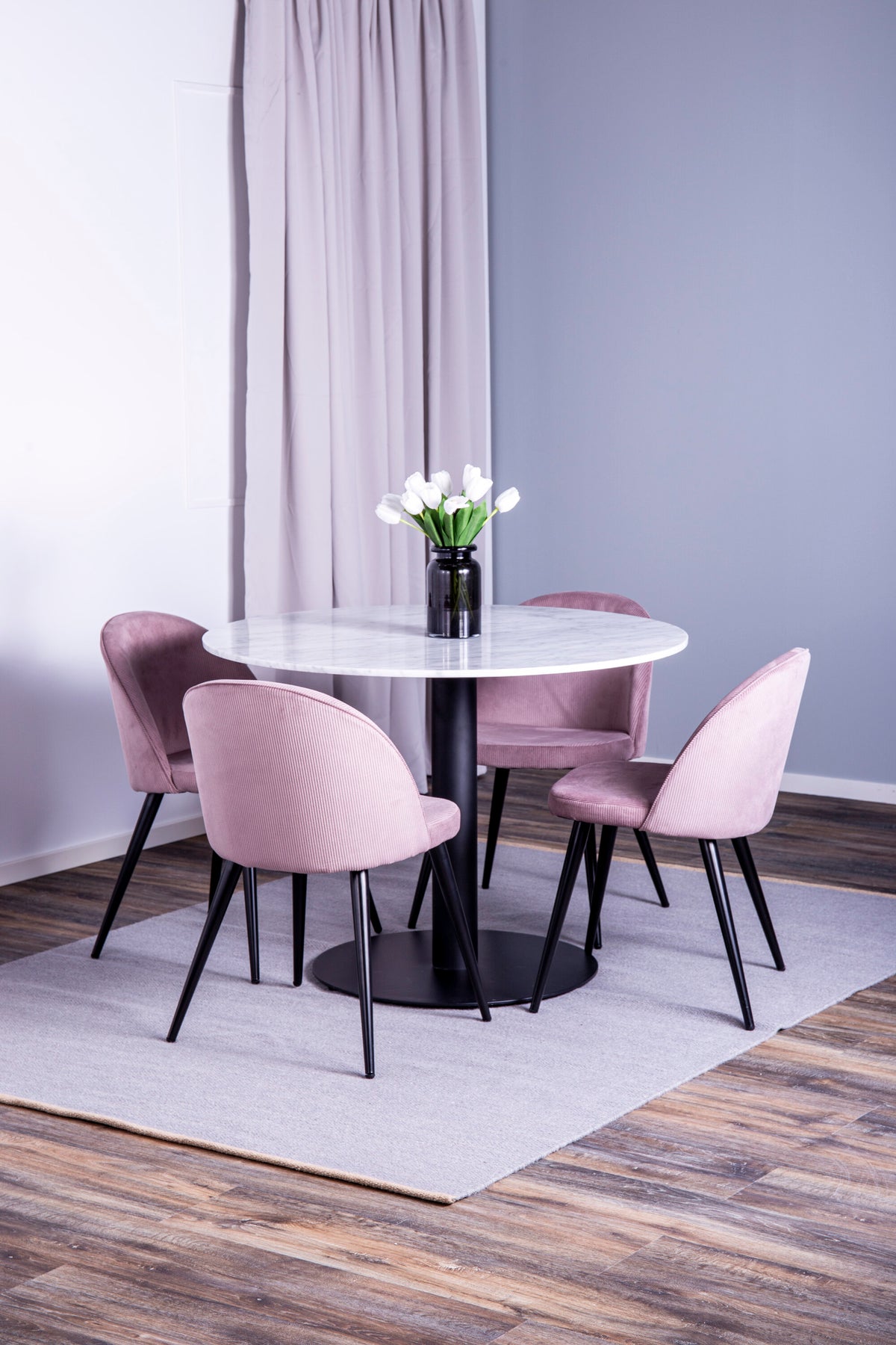 Estelle runt matbord svart/vit marmor Ø106xH75 cm med Velvet matstol Manchester